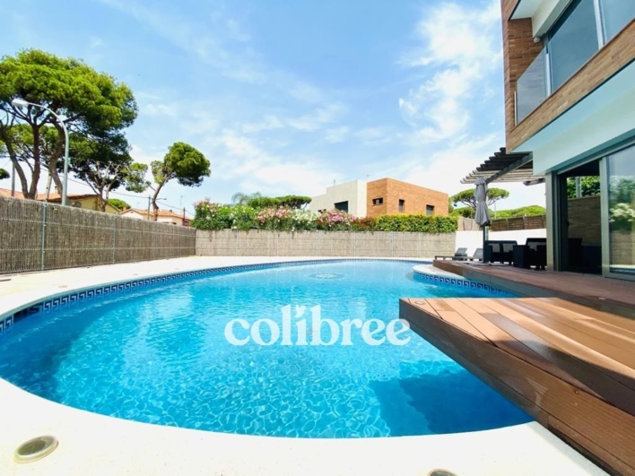 Casa o chalet independiente en venta con piscina en la Pineda a pocos metros de la playa
