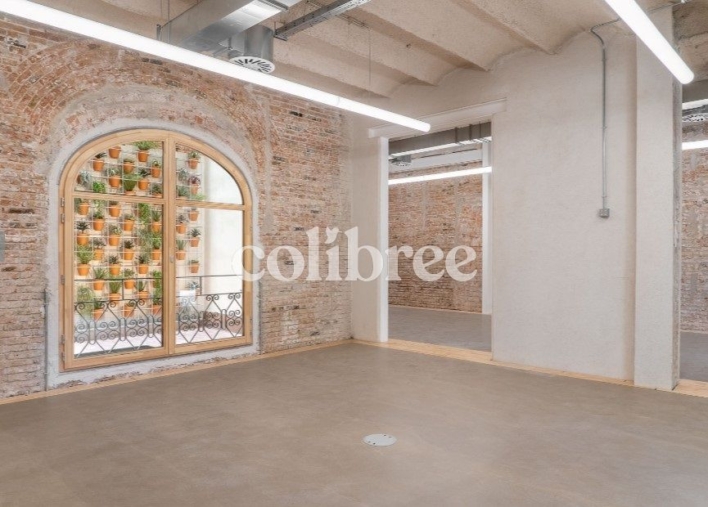 En edificio inteligente, despacho en planta principal de 620m2 más terraza de 88,67m2