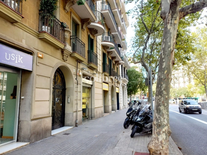 Local comercial de 168m2, díáfano, junto Paseo de Sant Joan, en Eixample -Sagrada Familia
