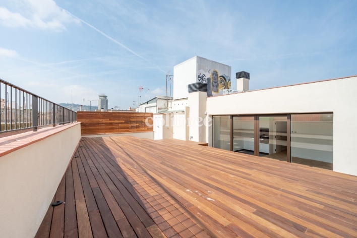 Atico con amplia terraza, reformado con acabados de primera calidad en finca completamente rehabilitada